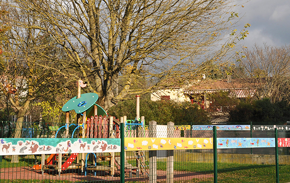 les-enfants-de-malataverne-decorent-leur-parc-de-jeux